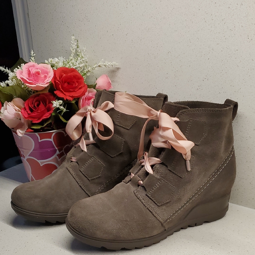 SOREL Olive Green Suede Leather Wedge Ankle Booties  (sz 9)